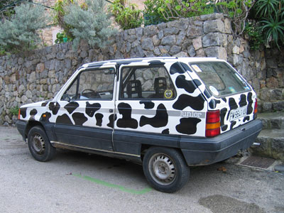 牛模様の車
