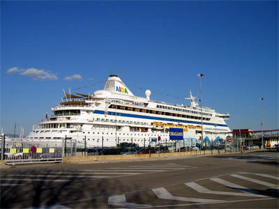 パセオマリティモの西端の港の客船